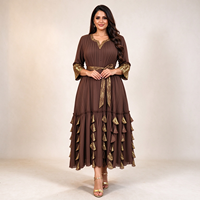 Robe noire modeste avec imprimé plissé doré, col en V, ourlet à volants superposés, ceinturée, tenue formelle islamique