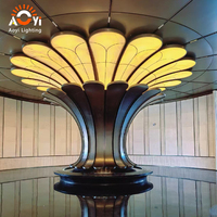 Plafonnier LED en verre/cristal en forme de fleur, sculpture en métal, panneaux en forme d'éventail pour hall d'hôtel de luxe, grand atrium, sur mesure