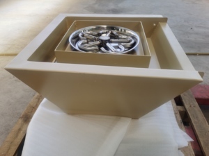 Fontaine d'eau de piscine personnalisable en acier inoxydable pour extérieur, conçue en usine, avec foyer au gaz intégré - Product Image 1