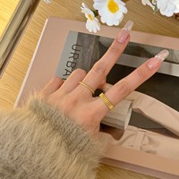 Bagues en acier inoxydable plaqué or 18 carats haut de gamme, chaîne fine en corde délicate avec des lignes torsadées minimalistes, bijoux simples et tendance