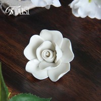F046 vente en gros de petites fleurs artificielles décoratives décoration en céramique oeuvre d'art en porcelaine faite à la main 3d fleurs roses