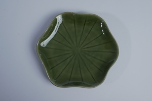 Nouvelle conception de plat de service en porcelaine bronze réactive à bord irrégulier pour les services de restauration et de banquets d'hôtel - Product Image 6