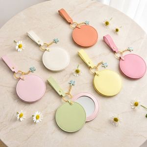 Petits miroirs de maquillage ronds porte-clés, miroir compact porte-clés, pendentif de sac avec étui en cuir - Product Image 1