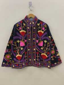 Chaqueta Bordada Suzani de Terciopelo Negro Hecha a Mano, Abrigo Floral Bohemio de Invierno, Ropa de Fiesta para Mujer, Prenda Exterior de Boutique, India - Product Image 1