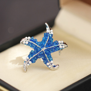 XILIANGFEIZI Broche de estrella de mar azul de gama alta estilo de dibujos animados Broche de cristal de traje de moda femenina de gama alta - Product Image 1