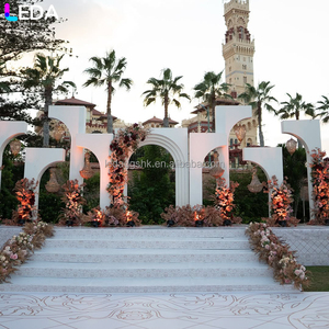 Arco de Flores Colgante de Acrílico Blanco Grande y Moderno, Personalizado para Decoración de Escenarios de Eventos al Aire Libre LEDA, para Bodas - Product Image 1