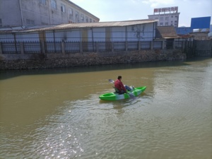 <span class=keywords><strong>Kayak</strong></span> de pêche électrique à une place Vicking 9,3 pieds avec propulsion à pédales, en plastique HDPE durable et léger, à aileron unique - Product Image 3