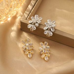 Pendientes de Botón Geométricos con Circonita y Cobre para Mujer, Chapados en Oro, Ligeros, de Lujo, Modernos y Elegantes, para Regalo - Product Image 1