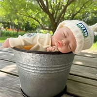 Une poupée bébé réaliste. Nouveau-né 17 "20" Fille. Poupée bébé réaliste en vinyle souple et adorable. Jouet cadeau pour enfants.