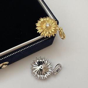 Pendentif tournesol en argent sterling S925 de style vintage, design rétro français, niche, luxe léger, petit pendentif fleur - Product Image 5