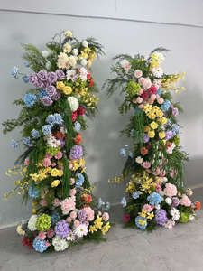 Сцена свадебного торжества украшена фиолетовыми декорациями, цветочными букетами, приветственными табличками и реалистичными зелеными растениями. - Product Image 4