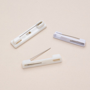 Hudie LYP0227 - Pin de Seguridad de Plástico Blanco, Porta Credencial, Broche Simple, Base para Insignia, Hecho en Zhejiang, China - Product Image 2