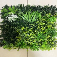 Vente en gros de fausse herbe artificielle en plastique pour décoration intérieure pour pièces extérieures Haie de mur vert Panneau de buis Plantes décoratives