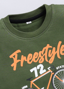 T-shirt régulier en pur coton imprimé pour garçons, couleur verte élégante avec imprimé graphique de vélo Freestyle, T-shirt doux et respirant - Product Image 3