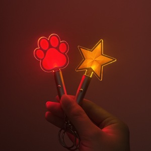 Llavero acrílico luminoso con diseño de estrella y pata, accesorio portátil para conciertos, llavero colorido, barra de luz electrónica - Product Image 1