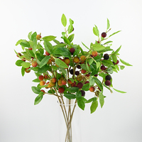 Vente en gros de branches artificielles en plastique de 80 cm avec feuilles vertes et petits fruits de Yangmei pour la décoration intérieure et la photographie
