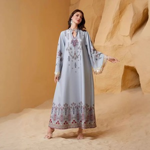Robe Abaya Vintage de Luxe Personnalisée pour Femmes Musulmanes, en Polyester de Haute Qualité, Élégante et Stylée, Col Cœur, Imprimée, à Pompons, Longueur Cheville - Product Image 1