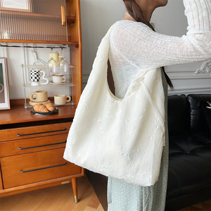 <span class=keywords><strong>Sac</strong></span> fourre-tout décontracté à <span class=keywords><strong>bandoulière</strong></span> avec broderie florale en mousseline de soie, couleur unie, grande capacité, fermeture ouverte, deux poignées - Product Image 2