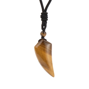 <span class=keywords><strong>Ciondolo</strong></span> a dente di <span class=keywords><strong>lupo</strong></span> in cristallo naturale grezzo di ametista semplice all'ingrosso <span class=keywords><strong>con</strong></span> collana a corda intrecciata, <span class=keywords><strong>ciondolo</strong></span> in cristallo naturale - Product Image 3