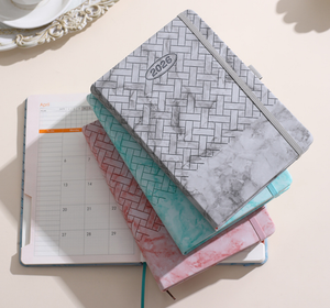 Carnet A5 en similicuir PU rigide avec logo personnalisé, élastique et attache pour stylo, pages indexées découpées et pochette en papier - Product Image 1