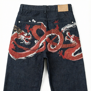 Jeans de mezclilla para hombre, lavado oscuro, corte recto, con bordado de dragón rojo en los bolsillos traseros - Product Image 2