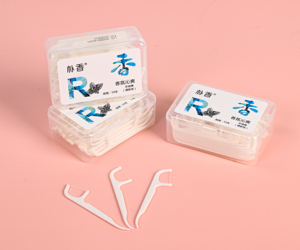 Un bâtonnet de <span class=keywords><strong>fil</strong></span> <span class=keywords><strong>dentaire</strong></span> aromatisé à la menthe fraîche, adapté aux adultes et aux enfants pour nettoyer leur bouche - Product Image 2