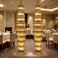 Nouvelle conception de luxe, lumières de guidage LED pour scène de mariage en verre à bande de glace dorée pour hôtel et salle de banquet