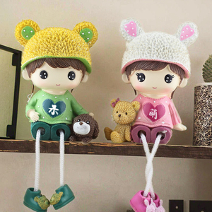 Poupées de couple suspendues amusantes et mignonnes en résine, style dessin animé, pour la décoration de la maison et les bibelots de nouvelle maison - Product Image 1