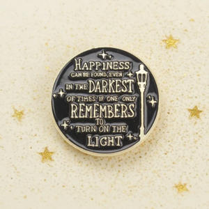 Broche avec citation magique de roman - 'LA FELICITÉ PEUT ÊTRE TROUVEE MALGREMENT dans les périodes les plus sombres <span class=keywords><strong>si</strong></span> l'<span class=keywords><strong>on</strong></span> <span class=keywords><strong>se</strong></span> souvient seulement de l'adage : ALLUMEZ LA LAMPE' - Product Image 2