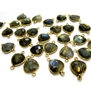 Breloques en labradorite naturelle 14 mm, forme briolette triple triangle, gris, avec double boucle et serti - Product Image 1