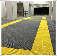 Protection environnementale élevée, dalles de sol en PVC plastique antidérapant 40*40*1.8cm pour garage, lavage de voitures, garage, magasin 4S