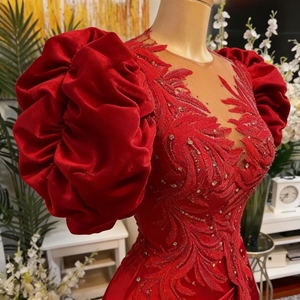 Abito da Sera Elegante <span class=keywords><strong>Rosso</strong></span> di Lusso con Applicazioni in Pizzo e Perline, Collo Trasparente in <span class=keywords><strong>Velluto</strong></span>, <span class=keywords><strong>Vestito</strong></span> Formale da Cerimonia Stile Sirena - Product Image 5