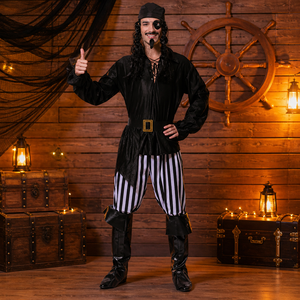 Ensemble de <span class=keywords><strong>costume</strong></span> de capitaine pirate pour <span class=keywords><strong>homme</strong></span>, <span class=keywords><strong>style</strong></span> années 1920, pour Halloween, film ou série TV, comprenant un haut noir, un pantalon rayé, un foulard, une bandeau pour l'œil, une ceinture et des couvre-bottes - Product Image 5