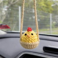 Pendentif de voiture en crochet fait main, poussin tricoté dans un panier, décoration de rétroviseur, cadeau mignon pour les conducteurs