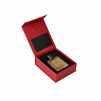 Boîte à parfum de luxe en carton rouge et noir avec logo personnalisé en relief, style livre, avec finition brillante/mate