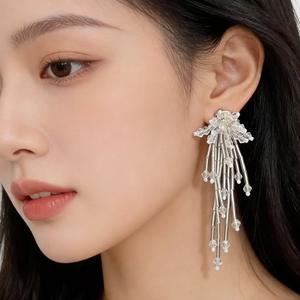 Boucles d'oreilles pendantes en alliage de zinc avec fausses perles de cristal style « Fever » et pompon blanc, bijoux de luxe pour femme pour les soirées - Product Image 4