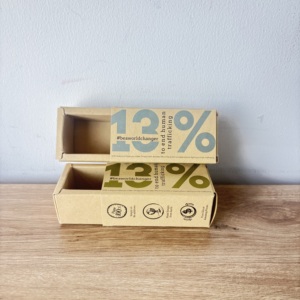 Scatola scorrevole minimalista in carta riciclabile con <span class=keywords><strong>tipografia</strong></span> audace e finitura kraft naturale per esposizione retail sostenibile - Product Image 5