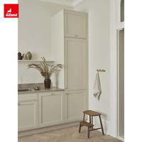 Ensemble de meubles modernes blancs sur mesure Alland, en bois massif, style américain intemporel, avec placard de cuisine encastré glacé crème et plan de travail