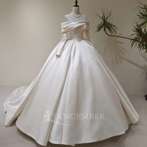 LY103 Vestido de novia glamuroso de satén con cuello barco y corte imperio, con corsé - Product Image 1