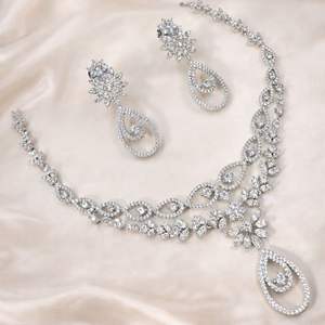 Ensemble de bijoux de mariée classique américain avec diamants - Collier et boucles d'oreilles élégants en deux pièces pour femmes et filles - Product Image 1