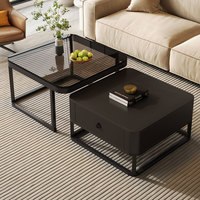 Moderner, schlichter quadratischer Glas-Couchtisch mit Metallgestell, luxuriöses High-End-Möbelstück für kleine Wohnzimmer.