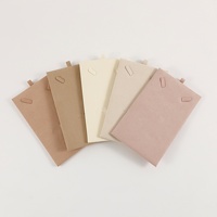 Pochette à bijoux en microfibre de luxe avec insert pour collier, logo personnalisé |   Fermeture à boutons pression |   7,5 x 5,3 pouces |   5 couleurs |   Quantité minimum de commande : 500