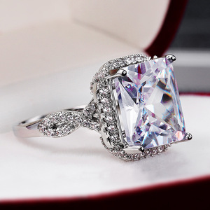 Anello Oversize con Cristalli Quadrati per Donne, Accessorio Moda per Uso Quotidiano e Feste - Product Image 4