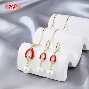 ชุดเครื่องประดับมุกทรงหยดน้ำเคลือบทอง 18K พร้อมเคลือบสีแดง สำหรับผู้หญิง งานแต่งงาน งานปาร์ตี้ สร้อยคอ ต่างหู จากโรงงานโดยตรง - Product Image 1