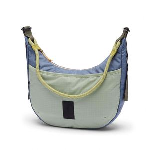 Sac bandoulière de luxe imperméable, sac messager de qualité, sac croissant matelassé en nylon de taille moyenne - Product Image 1