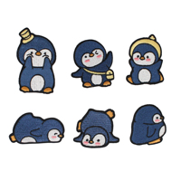 YONGZHU OEM Vente Chaude Écussons Brodés 3D Détails Dessins Animés Pingouin Colorés Personnalisables avec Logo pour Marques de Mode