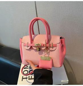 Factory Wholesale Handbags 2025 Light Lady Love Chain <b>Bags</b> Lady Design Purses for Women - Product Image 3