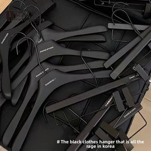 Présentoirs en <span class=keywords><strong>bois</strong></span> de luxe avec logo personnalisé pour costumes, manteaux et chemises haut de gamme - Large - Épaules noires, pour magasin de vêtements - Product Image 1