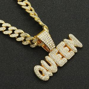 Colgante de Letra con Diamante Mossinate Chapado en Oro de 18K para el Día de San Valentín, Navidad y Celebraciones Especiales, Disponible al Mejor Precio - Product Image 2