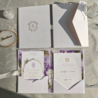 Porte-invitation de mariage personnalisé en velours blanc de luxe avec monogramme en feuille d'or, format pour cartes d'invitation 5x7